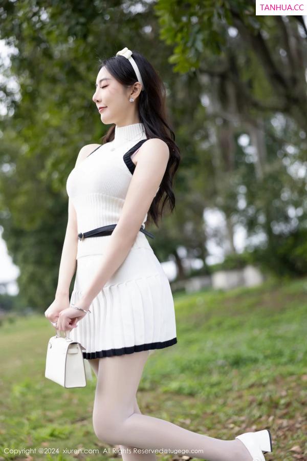 王馨瑶  [XiuRen]高清写真图 2024.04.02 No.8334 王馨瑶yanni 丝袜美腿第4张图片